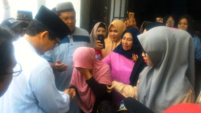 Sandiaga Disambut Tangis Keluarga Almarhum Hazairin