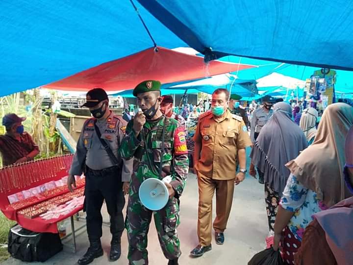 Meski Libur, Camat Panai Hulu Bersama TNI Polri Himbau Warganya Pakai Masker
