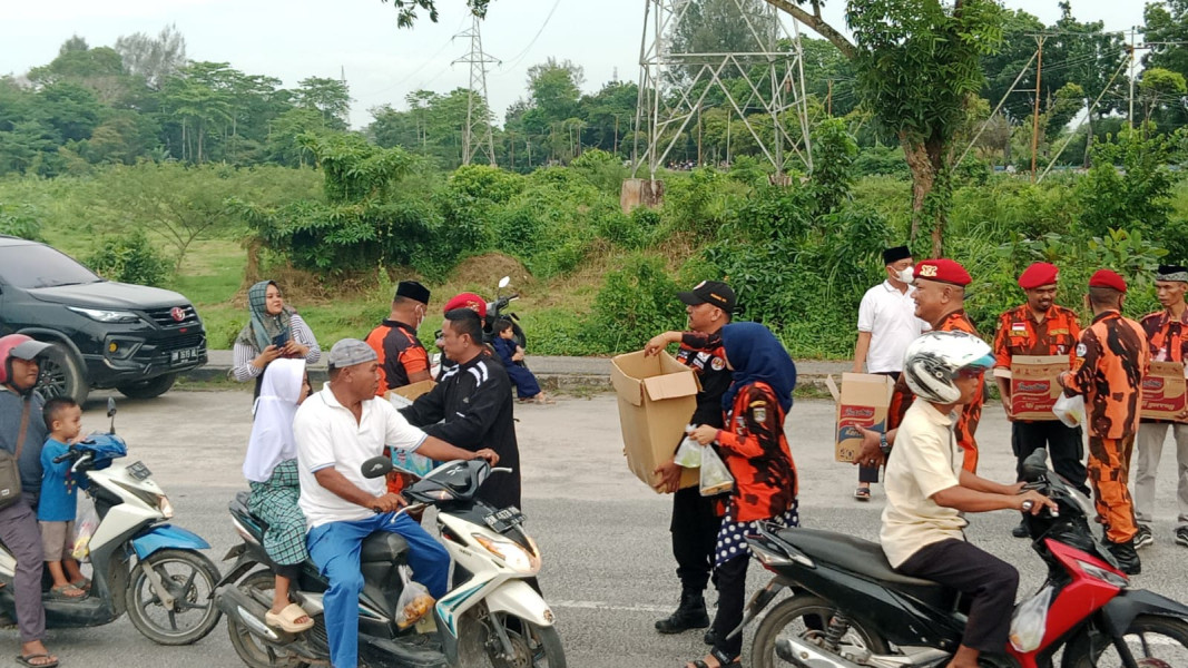 Koti-PP Dumai Bagikan Takjil ke Pengguna Jalan