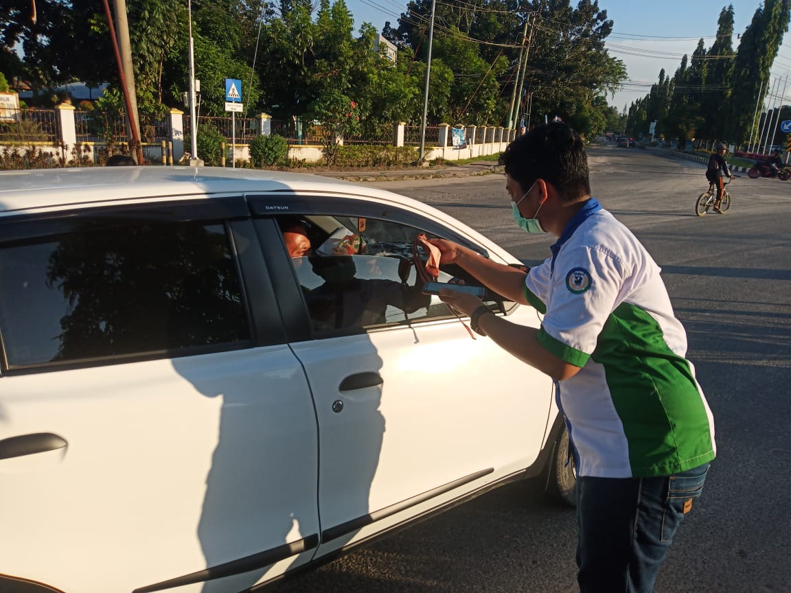 Mileneal NasDem dan Mileneal PAS Bagikan 1.000 Masker dan 100 Tangkai Bunga