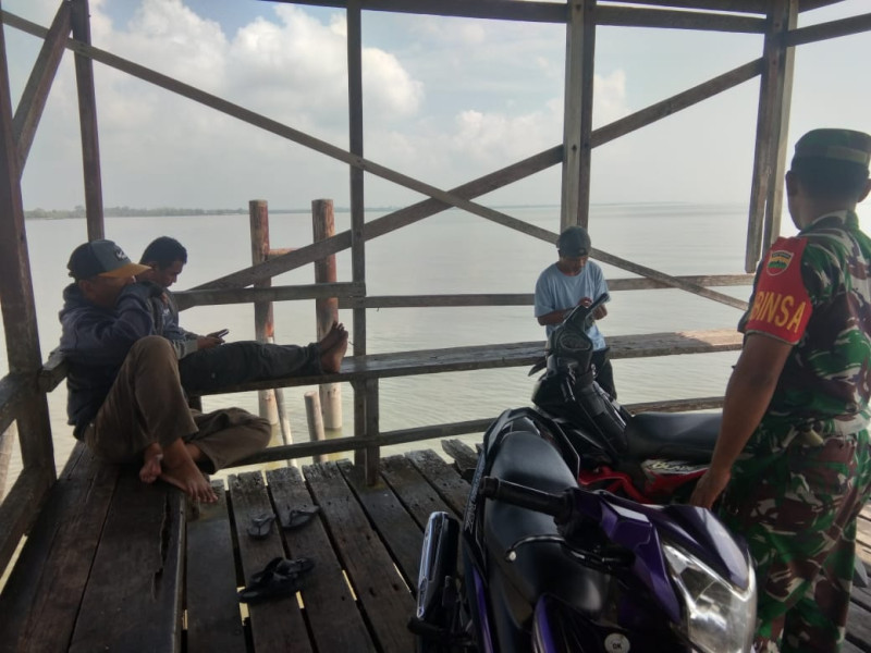 Jaga Kebersamaan, Babinsa Sosialisasikan Nilai-nilai Pancasila Kepada Masyarakat