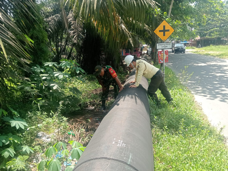 Patroli Gabungan Babinsa Koramil 01/Dumai dan Security PT. PHR di Jalur Pipa Minyak Dumai Selatan