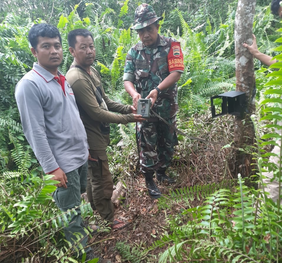 Bersama BKSDA, Pelda Hendrianto Lakukan Pengecekan Kamera Trap