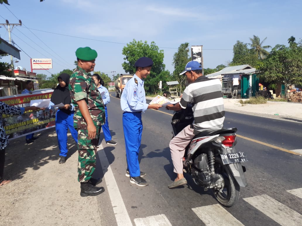 Pasi Pers Kodim 0320/Dumai dan Siswa SMKN 5 Dumai Bagikan Brosur Penerimaan Calon Prajurit TNI-AD