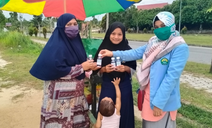 Mahasiswi KKN Relawan UNRI Bagi-bagi Masker, Handsanitizer serta Disinfektan di Pangkalan Kerinci