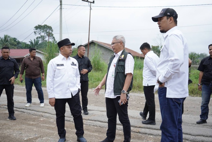 Libatkan Perusahaan, Gubernur Abdu Wahid Tuntaskan Perbaikan Jalan Kelayang Inhu
