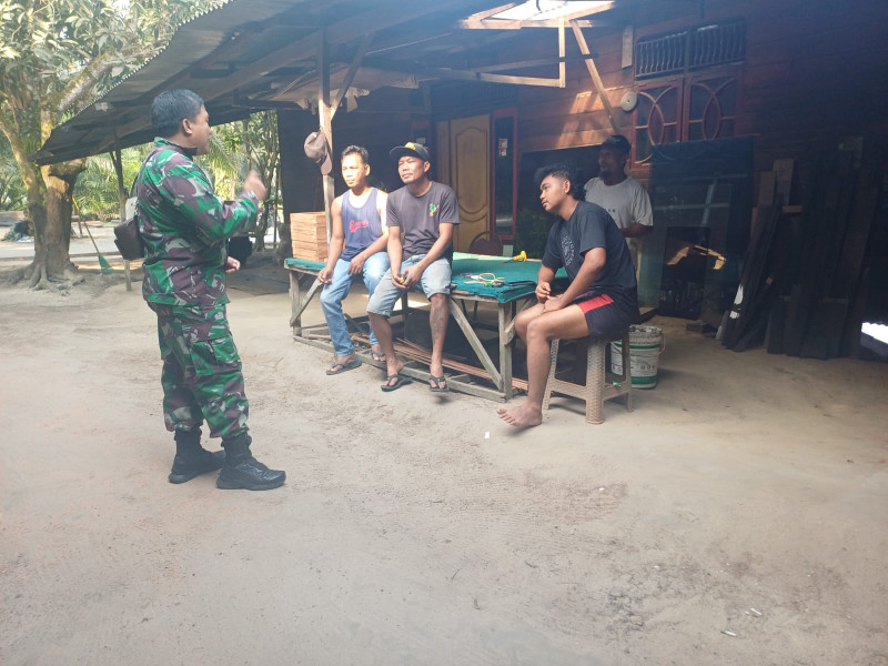 Babinsa Kelurahan Kampung Baru Gencarkan Patroli Karhutla untuk Cegah Kebakaran Hutan dan Lahan