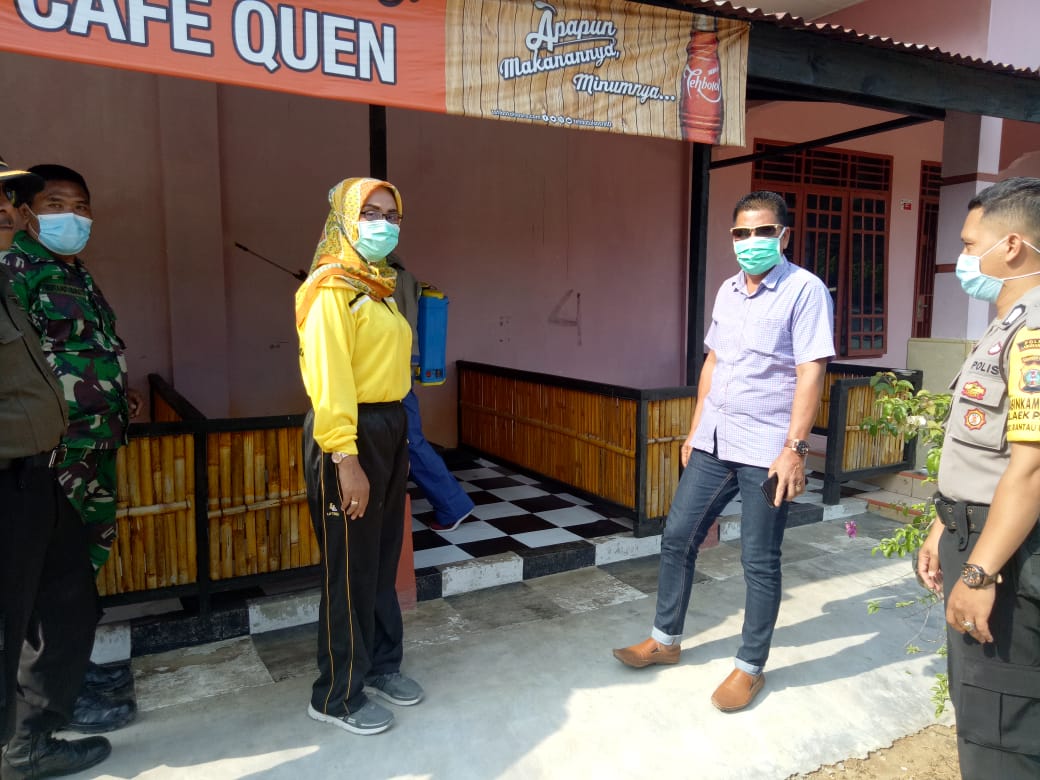Camat Rantau Utara Bersama Lurah Aek Paing Semprotkan Disinfektan di Kel Aek Paing