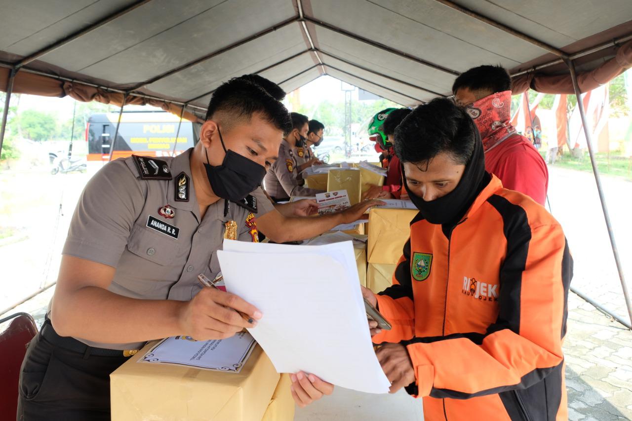 Bersama Relawan, Polda Riau Salurkan Bantuan