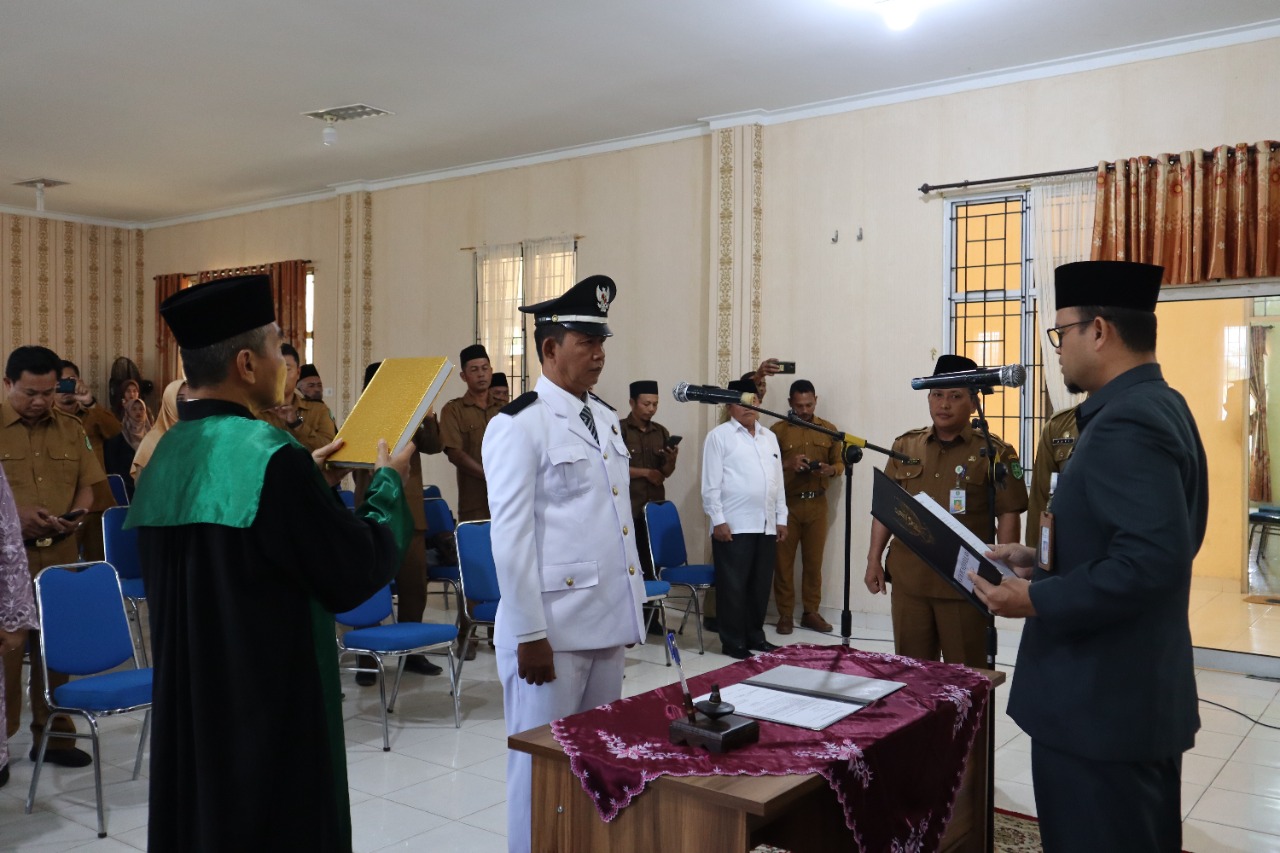Camat Rupat Aulia Army Effendy Lantik Agafri Sebagai Pj Kepala Desa Makeruh