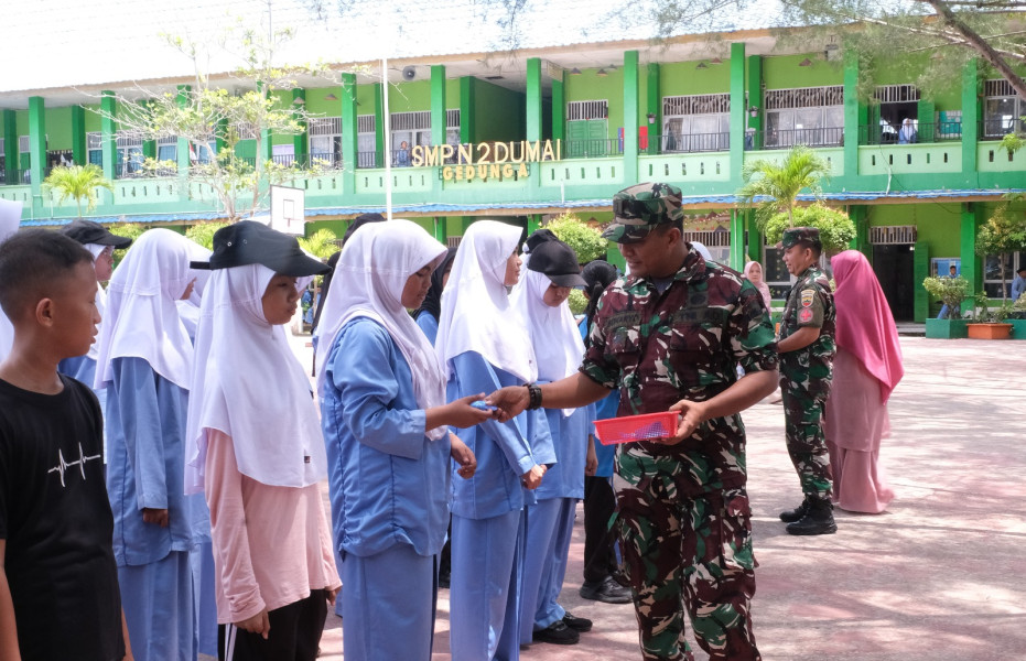 Dandim Antony Tri Wibowo Membagikan Obat Vitamin untuk Kesehatan Siswa SMP N 2 Dumai