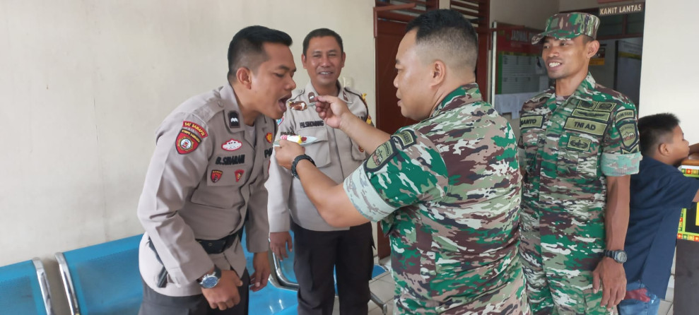 Sambut HUT Bhayangkara ke 77, Danramil 02 BK Kunjungi Polsek Bukit Kapur