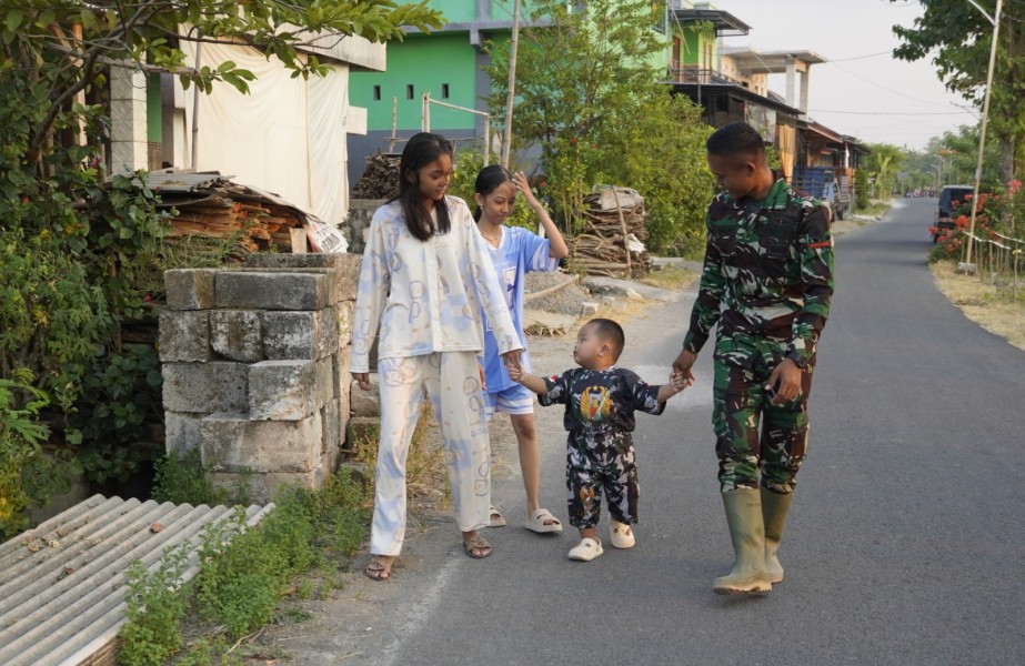 Bikin Adem! Kehadiran Satgas TMMD 129 Bojonegoro Jadi ''Kakak Baru'' Anak Desa Kesongo