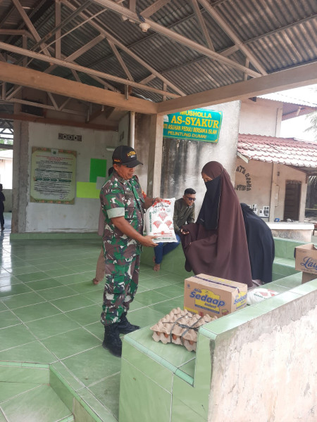 Pelda Hendrianto Serahkan Bantuan Dari Dandim ke Korban Kebakaran