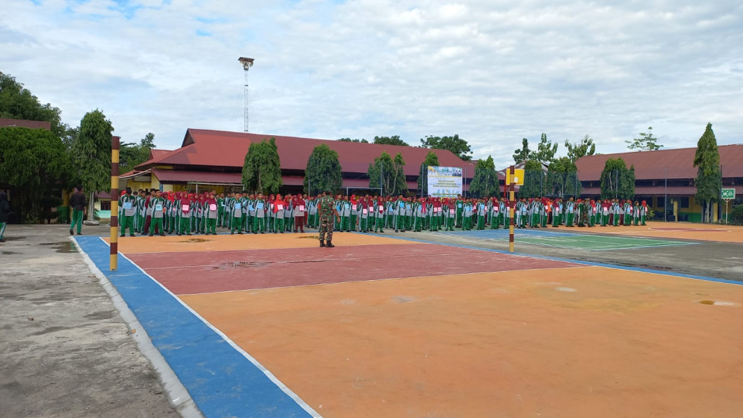 Peltu Cecep Komara Melatih Ratusan Siswa Baru SMA Negeri 3