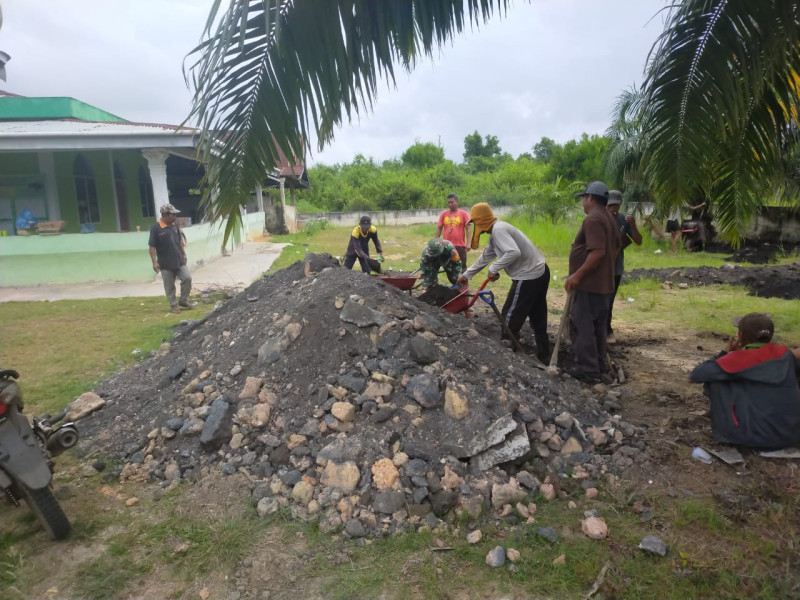 Serda Iwan Sahputra Gotong Royong Bersihkan Lingkungan Rumah Ibadah Bersama Masyarakat