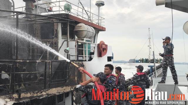 Angkatan Laut Mapor Berhasil Padamkan Api di Perairan Batuampar