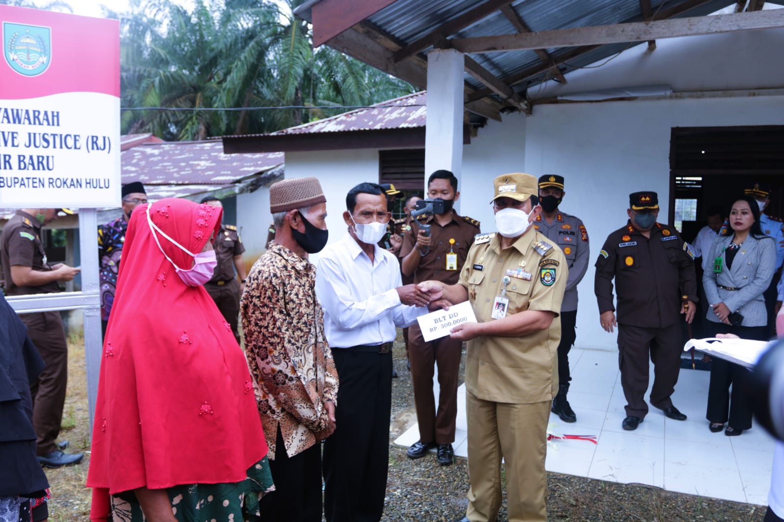 Bupati Rohul Salurkan BLT-DD untuk 76 KPM di Desa Pasir Baru