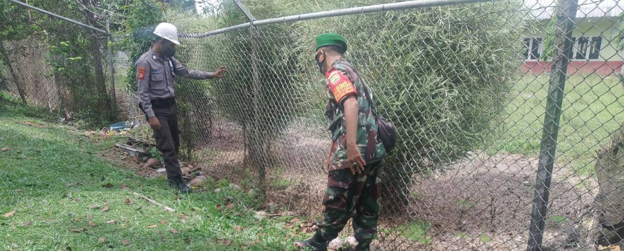 Bersama Dengan Security PHR, Peltu Wawan Patroli Saluran Pipa