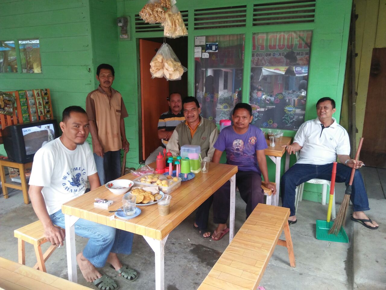 Penggalakan Program Jum'at Bersih, Puluhan Warga Malagas Turun Gotong Royong