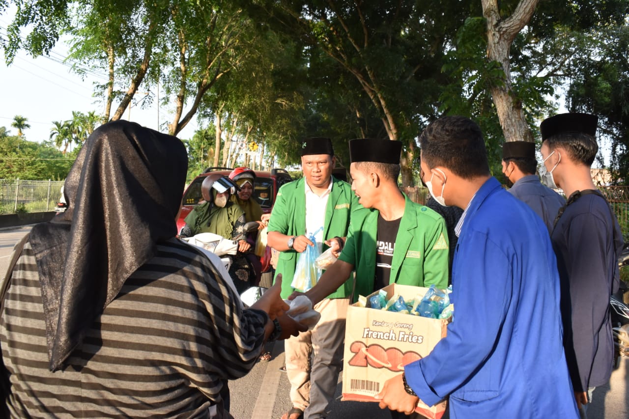 Kader GP Ansor Bersama PC PMII Dumai Berbagi Takjil