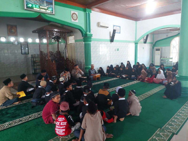 Kasat Binmas Polres Dumai Mengaji Sore Bersama Anak MDA Masjid Al-Ihsan, Bagan Besar