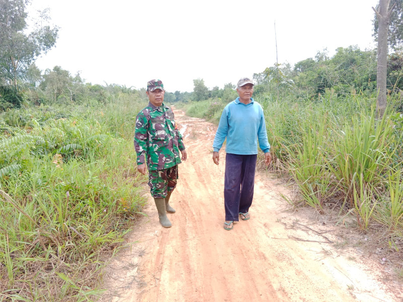 Sertu Mahyudin Sosialisasikan Bahaya Pembakaran Lahan di RT 3, Dumai Barat