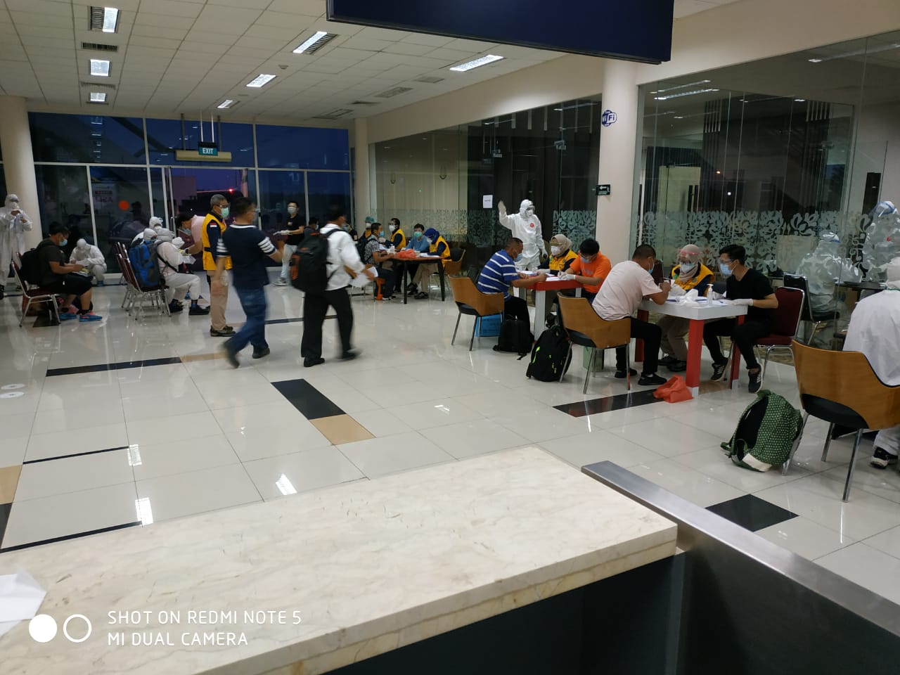 Tenaga Kerja Asing dan Mahasiswa Tiba di Bandara RHF Tanjungpinang, Swab Test Negatif