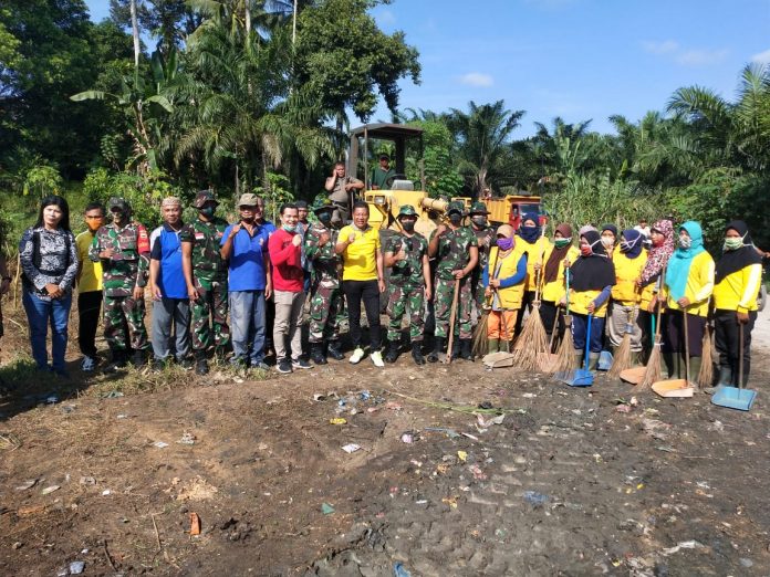 Camat Rantau Utara Bersinergi Dengan TNI dan DLH Laksanakan Jumat Bersih