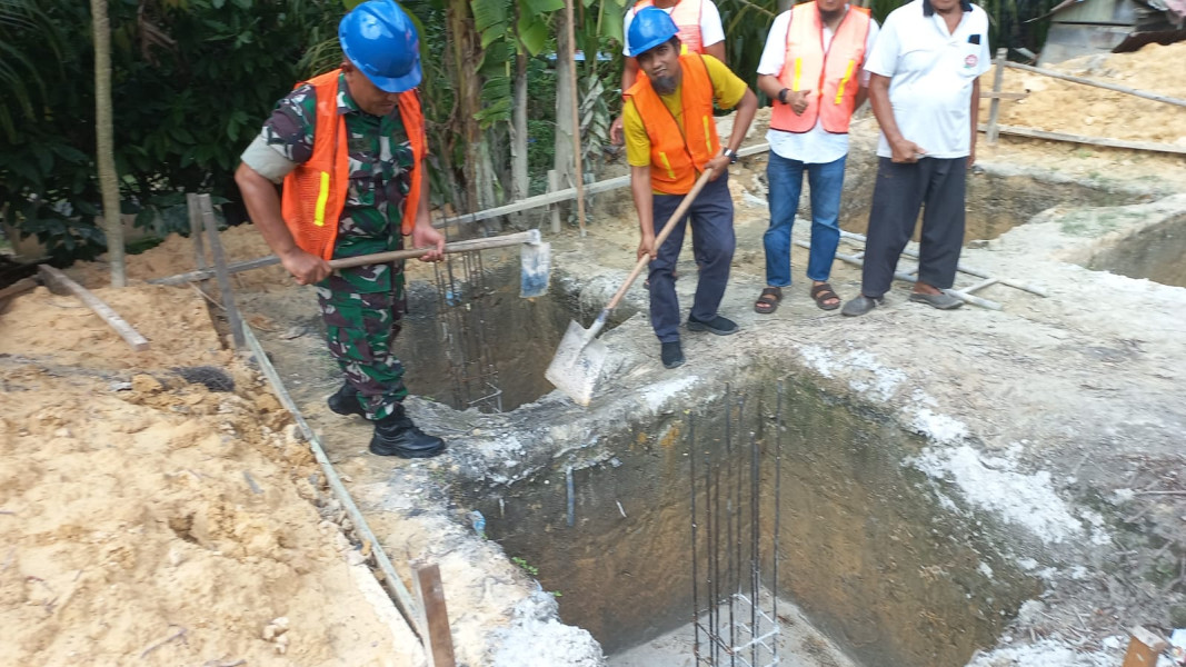 Babinsa Bukit Nenas Hadiri Seremonial Pembuatan Sumur Bor