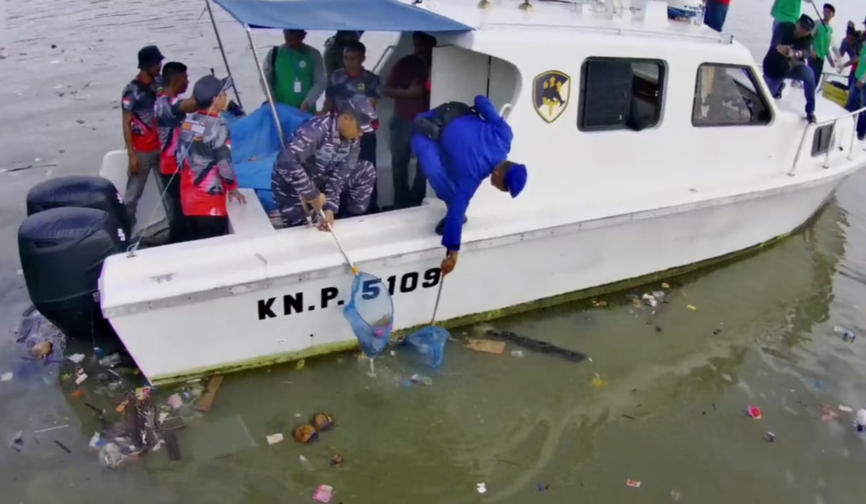 Kantor UPP Kelas III Panipahan, TNI-AL, Polairud Bersama Mahasiswa KKN Palika Kompak Bersihkan Sampa