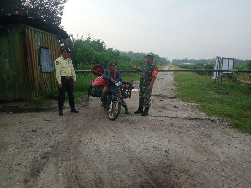 Sertu Sareh Ajak Masyarakat Bukit Kayu Kapur Bersatu Lawan Karhutla