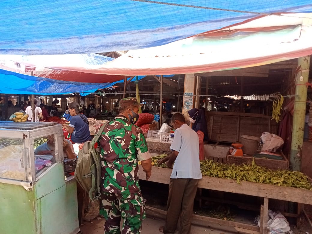 Sosialisasikan Pencegahan Covid-19, Sertu Heriyanto Datangi Pasar Tradisional