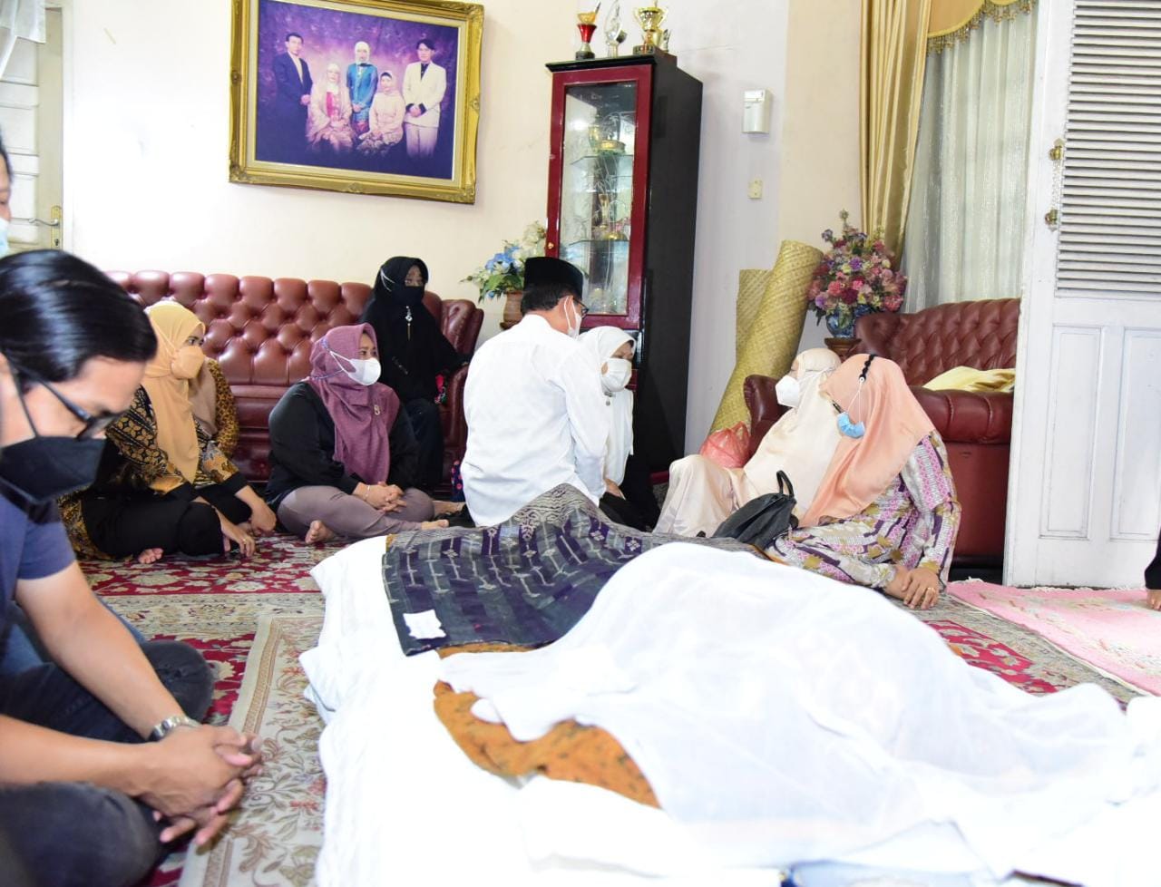 Bupati Bengkalis Kasmarni Takziah ke Rumah Duka Almarhum Fadhlah Sulaiman