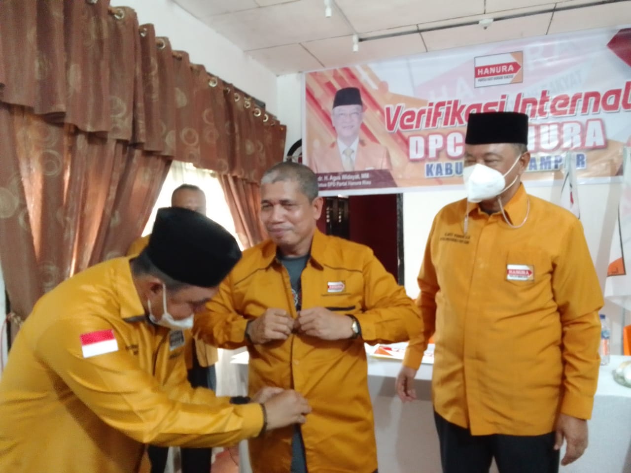 Momen Cawabup Kampar 2017 H Khairuddin Siregar Dipasangkan Baju Partai Hanura