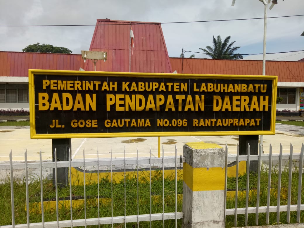 Sekretaris Badan Pendapatan Daerah Asik Main Catur di Jam Kerja