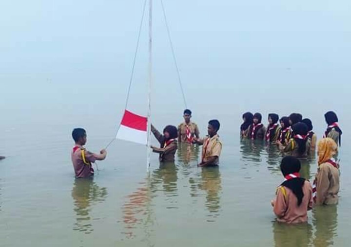 Unik...!!! Pramuka di Inhil Kibarkan Bendera di Sungai Dalam Rangka Peringati Sumpah Pemuda