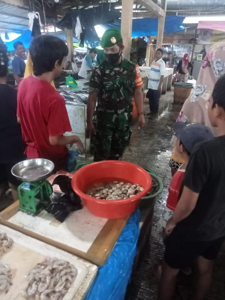 Sertu Heriyanto Sosialisaskan ke Masyarakat Untuk Menerapkan Prokes