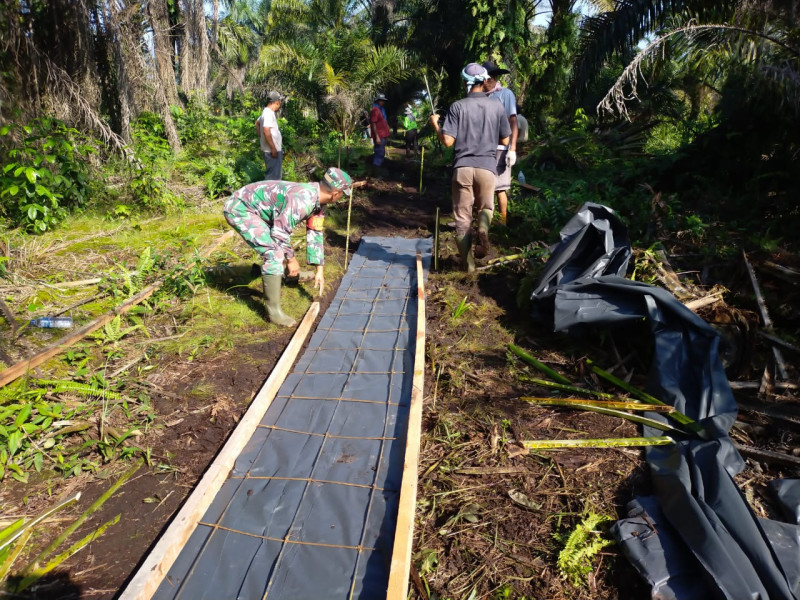 Babinsa dan Warga Bersatu Bangun Infrastruktur