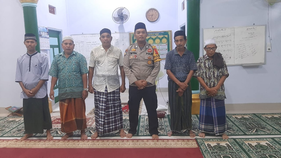 Bhabinkamtibmas Polsek Tembilahan Hulu Laksanakan Silaturahmi Dan Cooling System Usai Sholat Berjamaah
