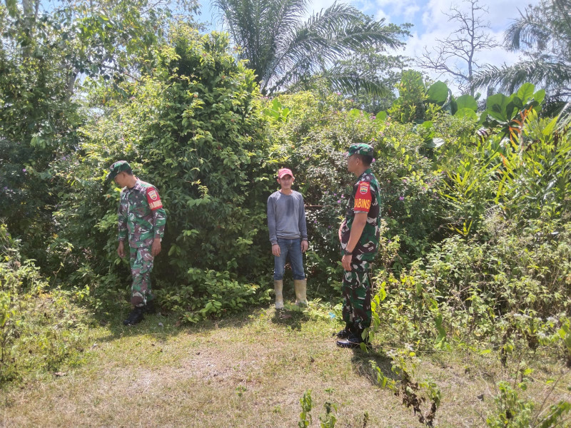 Cek Kondisi Wilayah, Babinsa Koramil Merbau Laksanakan Patroli