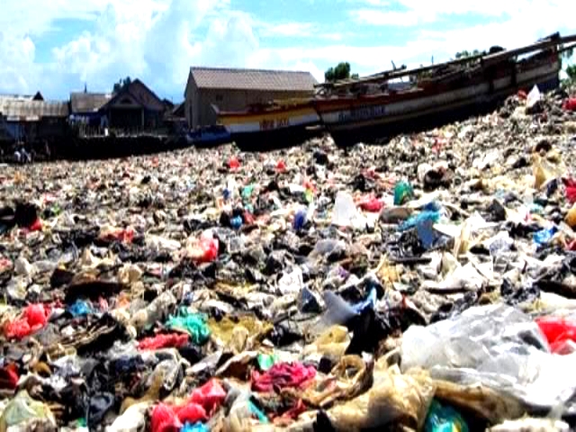 TPA Full, Sampah Berserakan di Jalanan Rohil