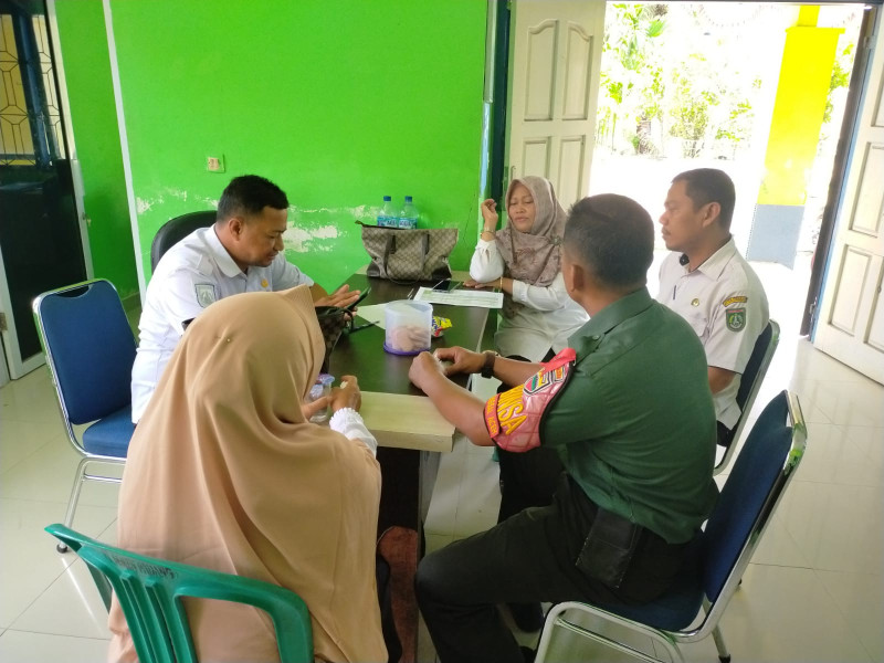 Demi Kemajuan dan Keamanan Wilayah, Babinsa Koramil 03 dan Pejabat Kelurahan Melaksanakan Komsos