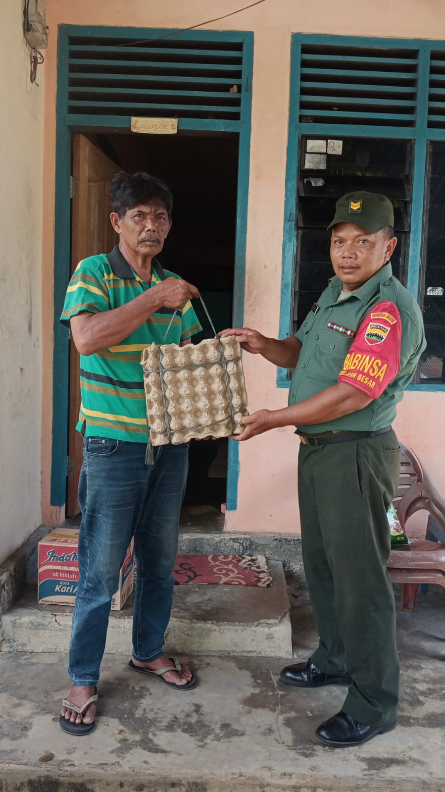 Sertu Sareh Serahkan Sembako Kepada Keluarga Purnawirawan Angkatan Darat