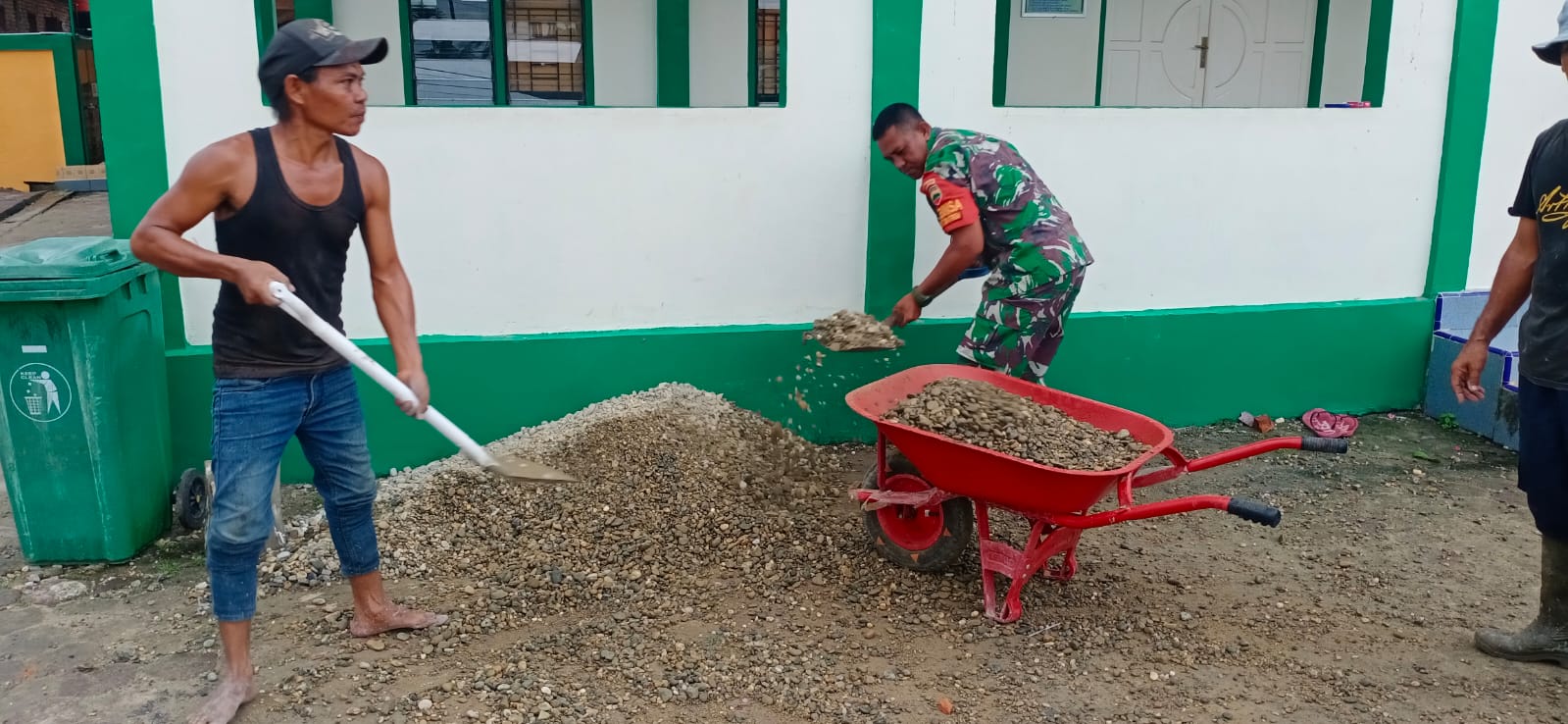 Serma Azman Goro Bersama Masyarakat di Masjid Nurul Haq