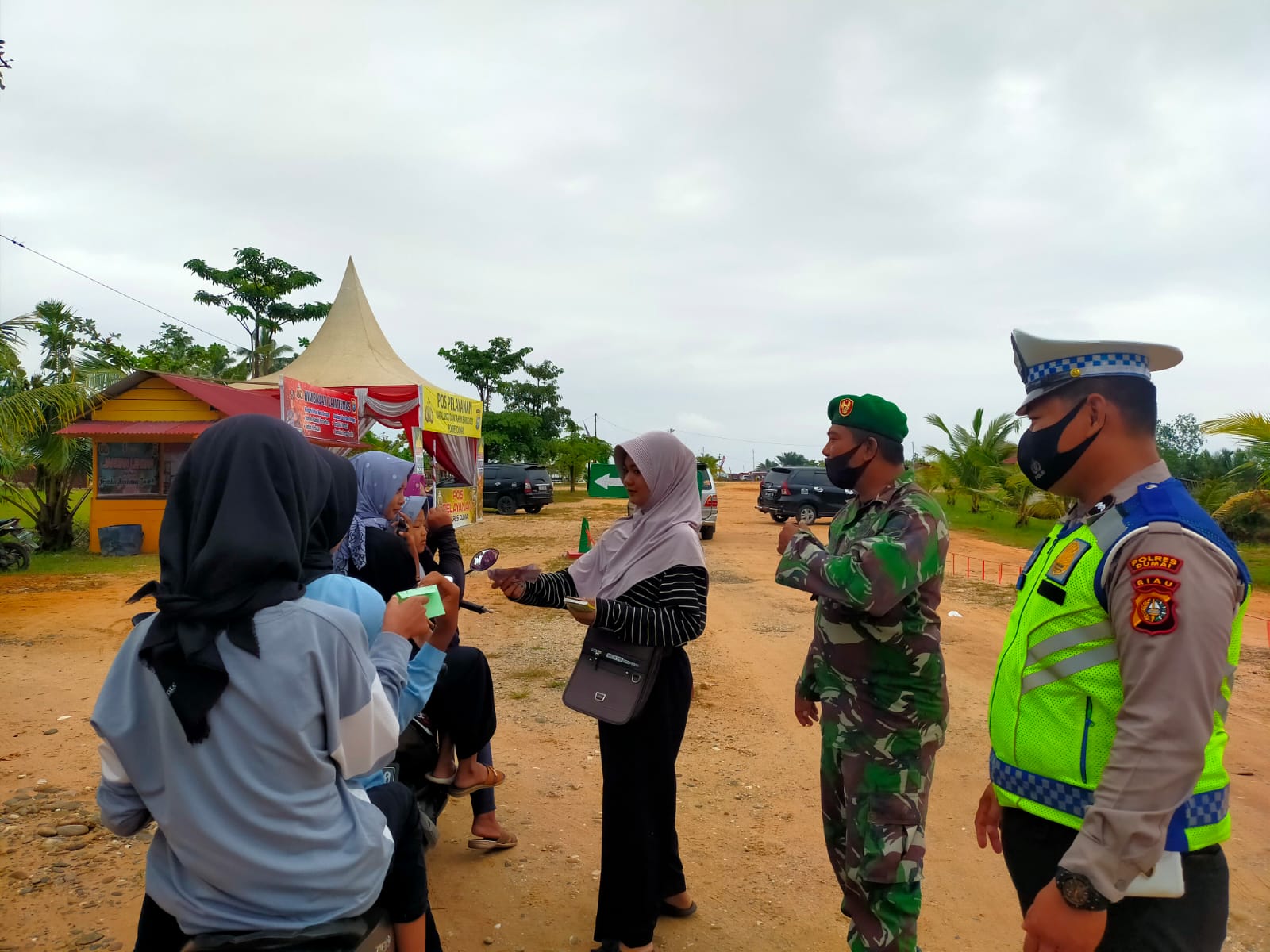 Babinsa Ikuti Penjagaan Pos Nataru dan Sosialisasikan Pencegahan Covid 19