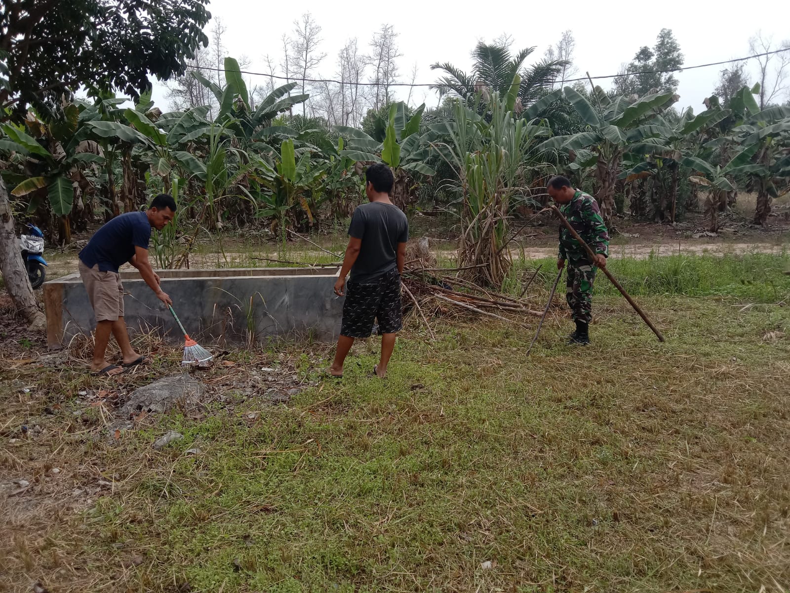 Gotong Royong Sertu Sutiono dan Masyarakat Dalam Persiapan HUT RI Yang ke 77