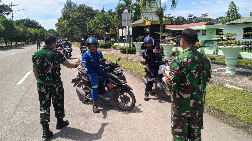 Kodim 0320/Dumai Bagikan Makanan Siap Santap