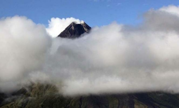 Gunung Mayon Erupsi, Filipina Naikkan Level Waspada