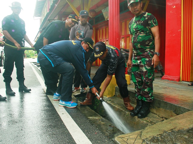 Bupati Siak Alfedri Bersihkan Selokan, Ada Apa?